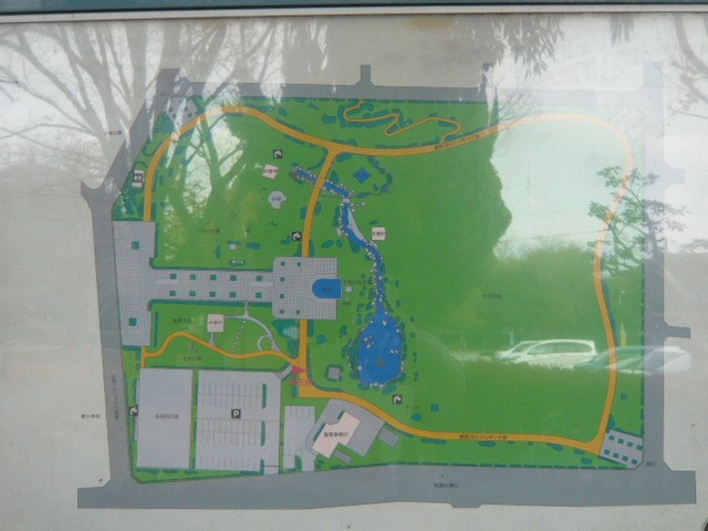 蕨市民公園の配置図です。南側に、広い芝生区域があります。