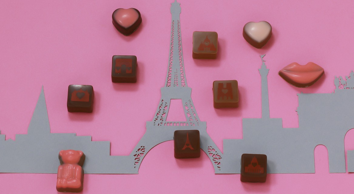 パリのエッフェル塔を背景にしたバレンタインチョコレート