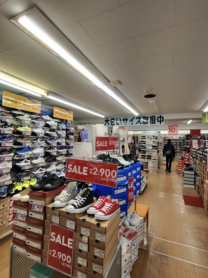 東京靴流通センターの店内の靴