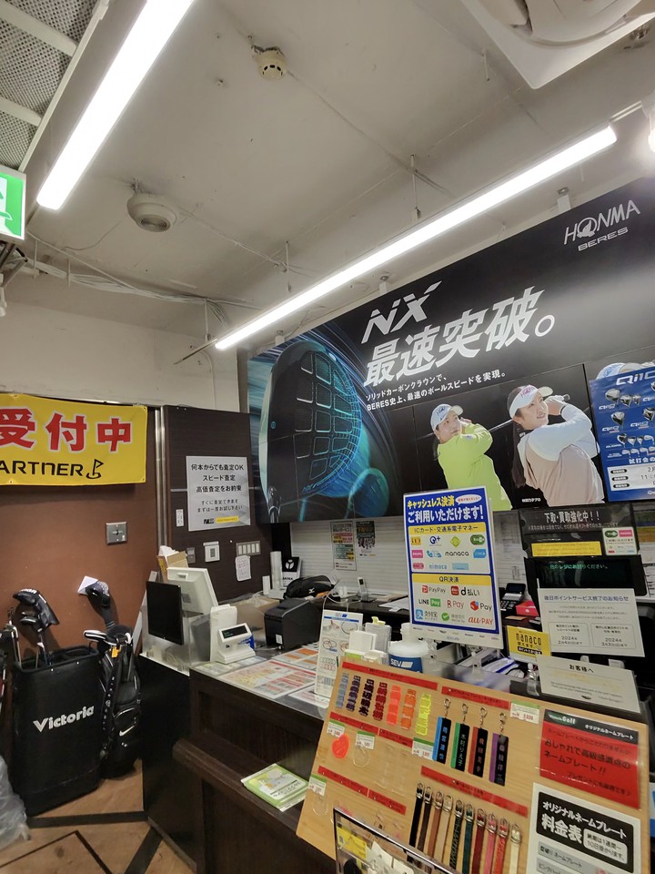 Victoria Golfの店舗の店内のゴルフ商品