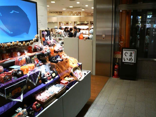 カボチャの置物や小さなお菓子と手ぬぐいがコラボしてました。