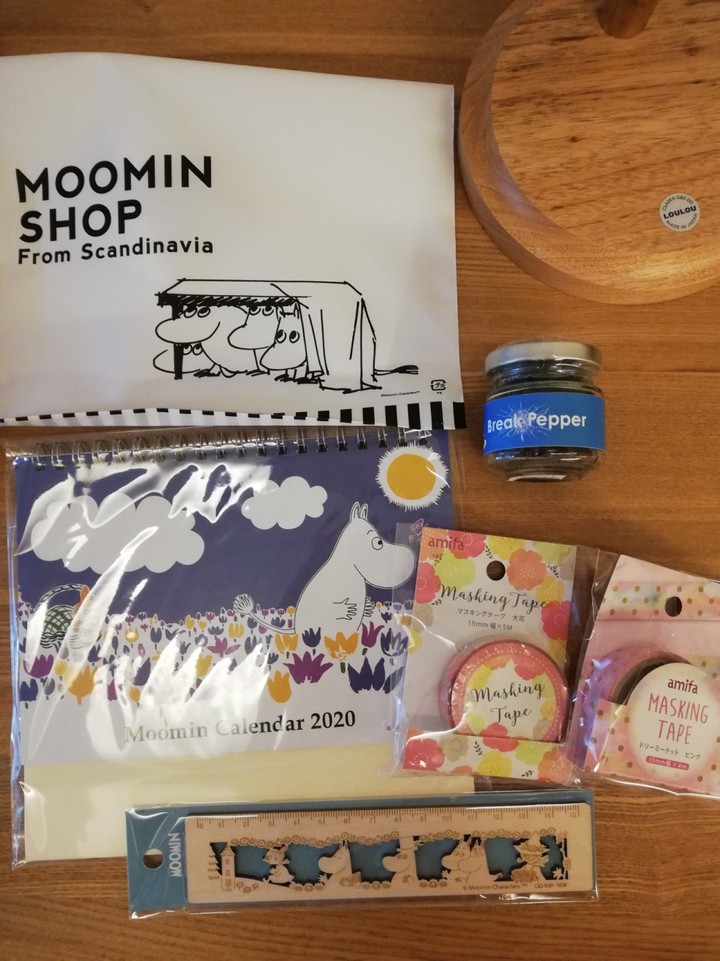 カレンダーとものさしをかいました。