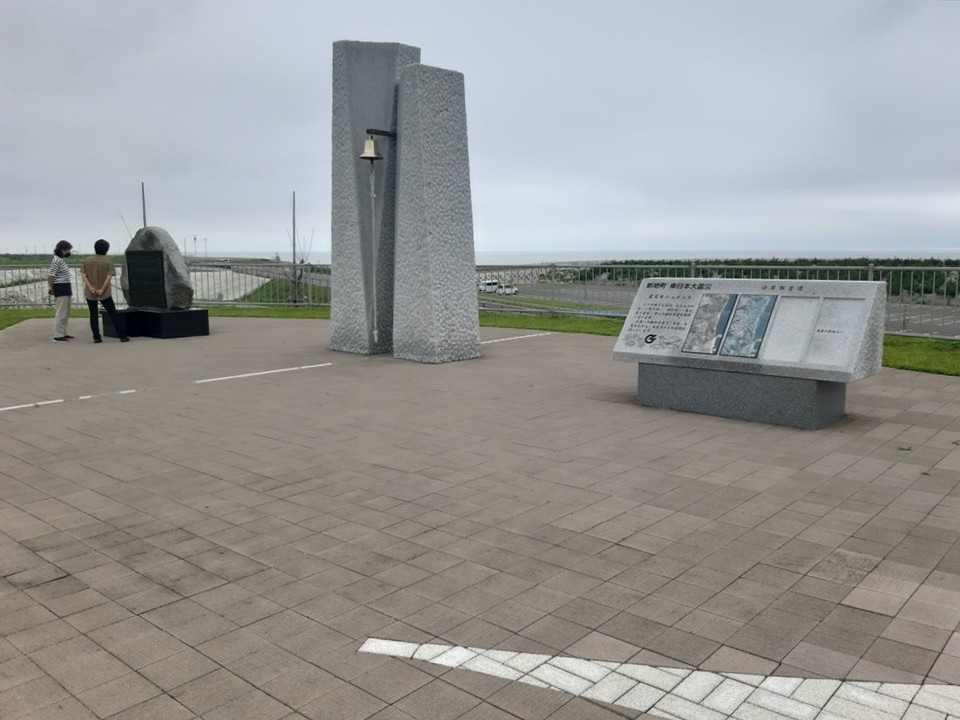 ≪想いの丘≫には、慰霊碑、慰霊の鐘、震災モニュメントが。