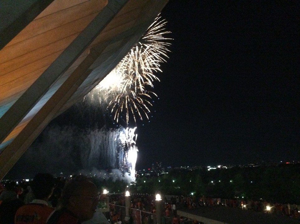 ハーフタイムの小規模な花火大会