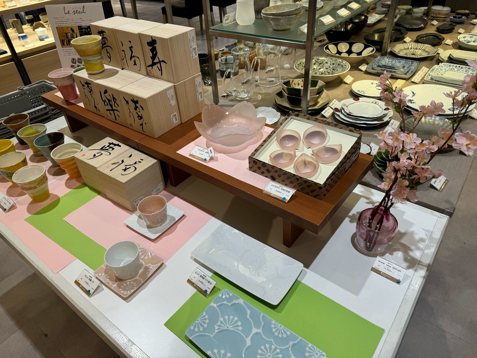 新宿高島屋 和洋食器売り場　グラスの器やカップが並んでいる