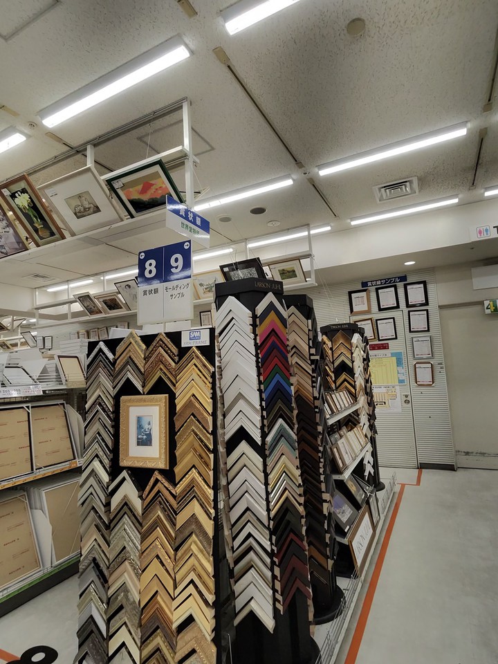 世界堂新宿本店でモールディングサンプルがディスプレイされている様子