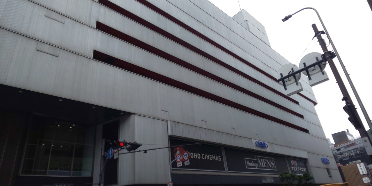 阪急メンズ大阪店の外観画像。