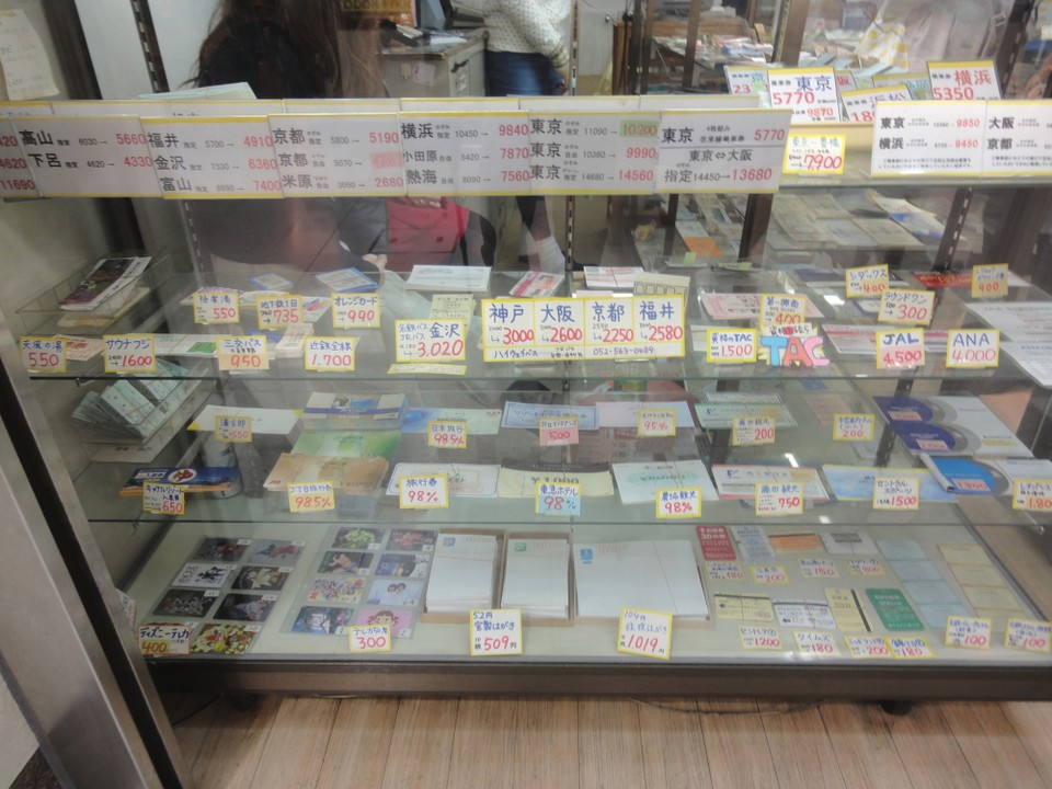 在庫豊富で店内にはまだショーケースがあります