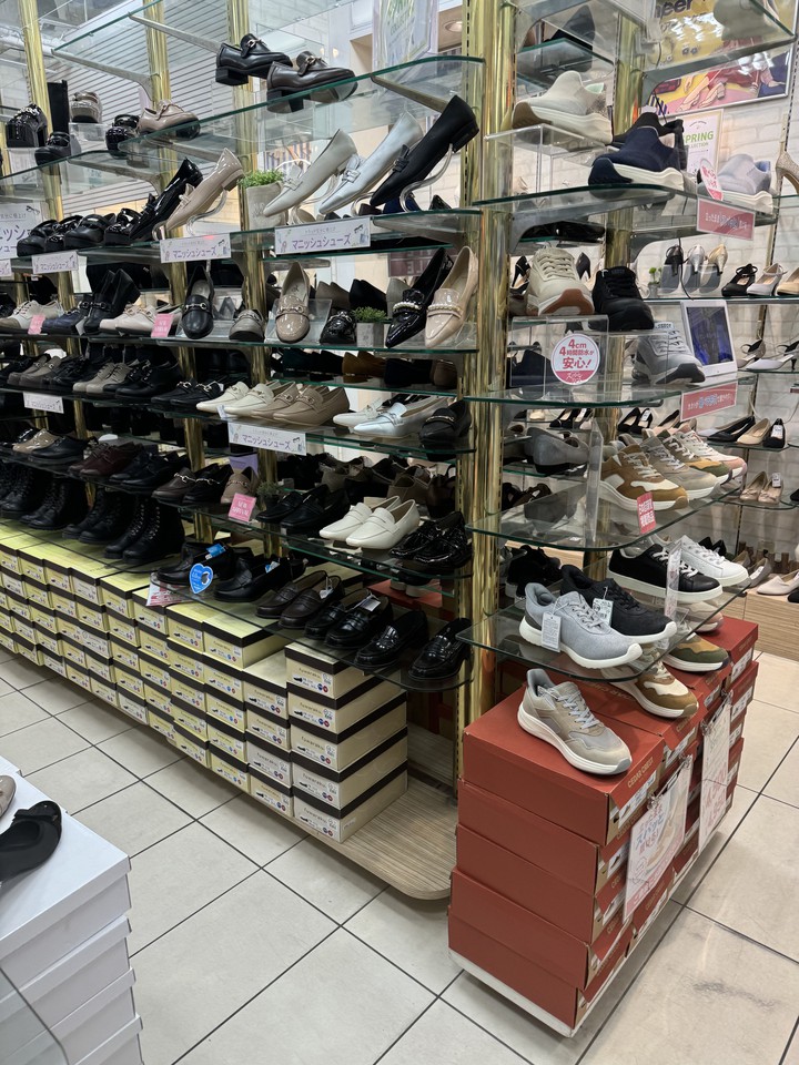 SHOE PLAZAの店内の靴売り場