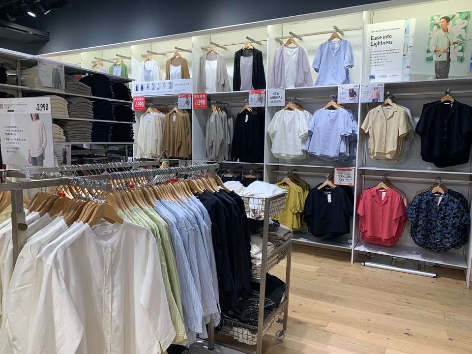 ユニクロ 新宿高島屋店薄手のニットやカラーシャツが並ぶ売り場