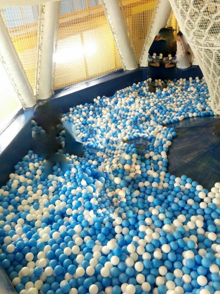 ボールプール　アスレチックで上にもいける