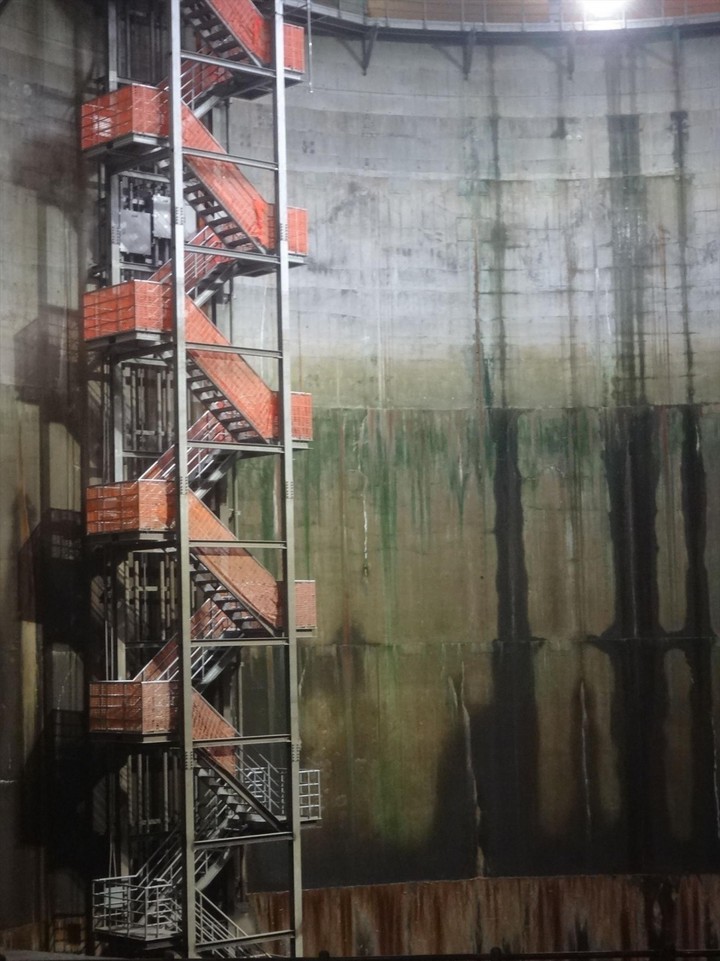 階段で途中までは降りられる