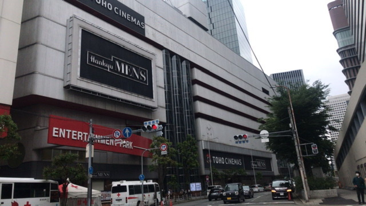 阪急メンズ大阪店の外観画像。