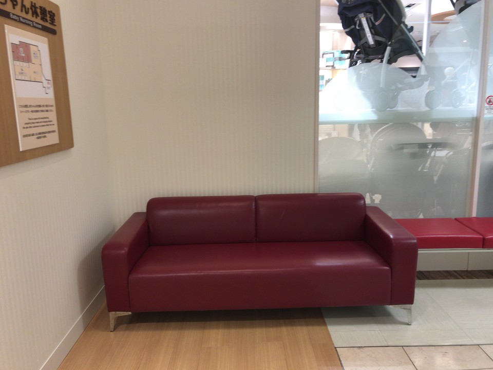 新宿高島屋のソファ