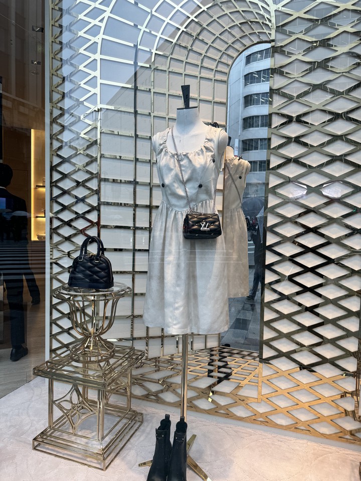 LOUIS VUITTONの店内ディスプレイ