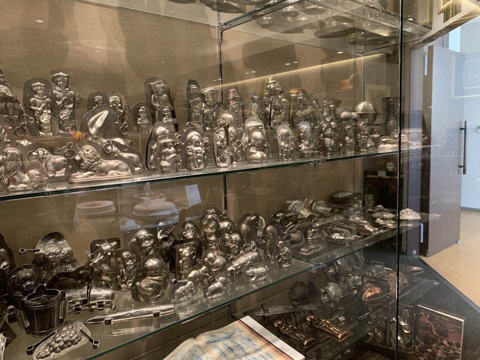 チョコレートやアイスクリームの型がずらり。