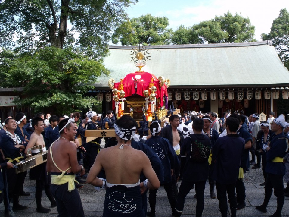 その縄を神輿に縛り付けるようです。縄の意味はわからず。