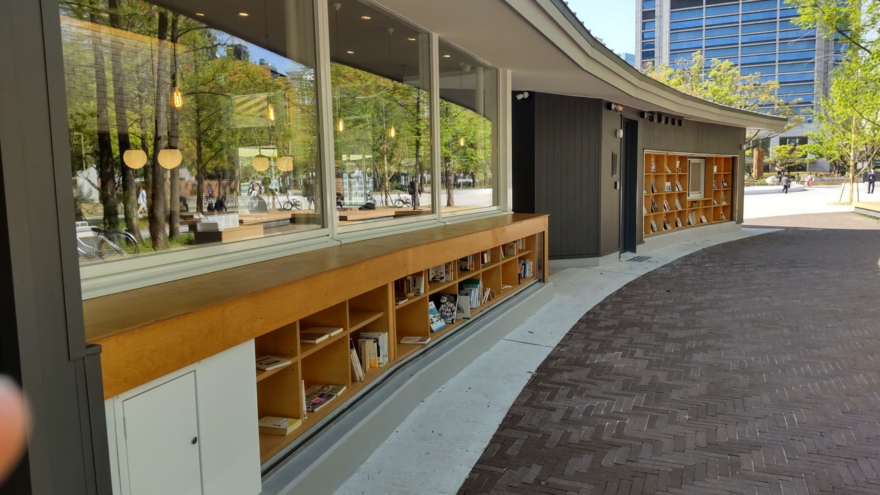 ここに並んだ本は公園の中では自由に読むことができます。