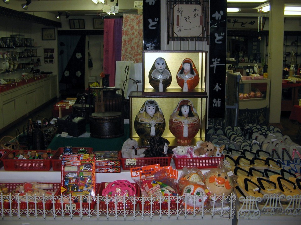 姫だるまを囲って民芸品が展示されていました