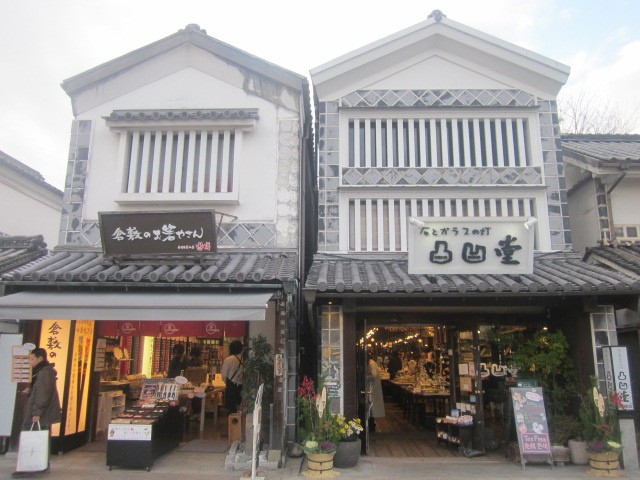 お店の外観（向かって右側）