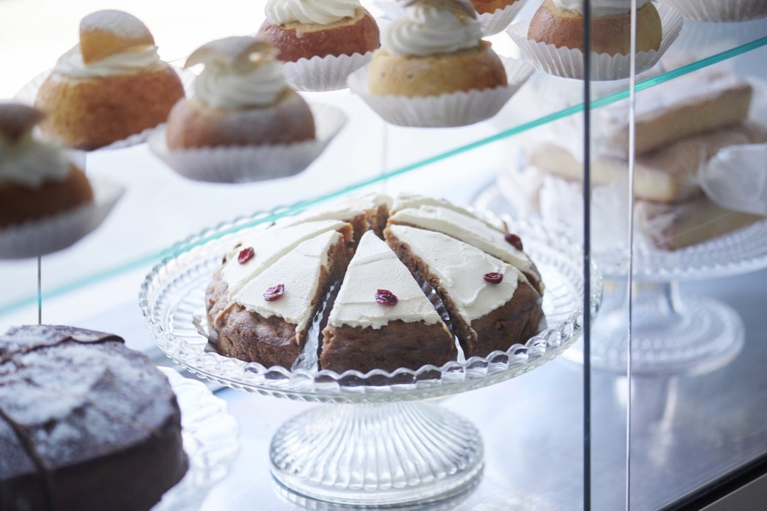 当店自慢のキャロットケーキやセムラなど北欧スイーツが並んだショーケース