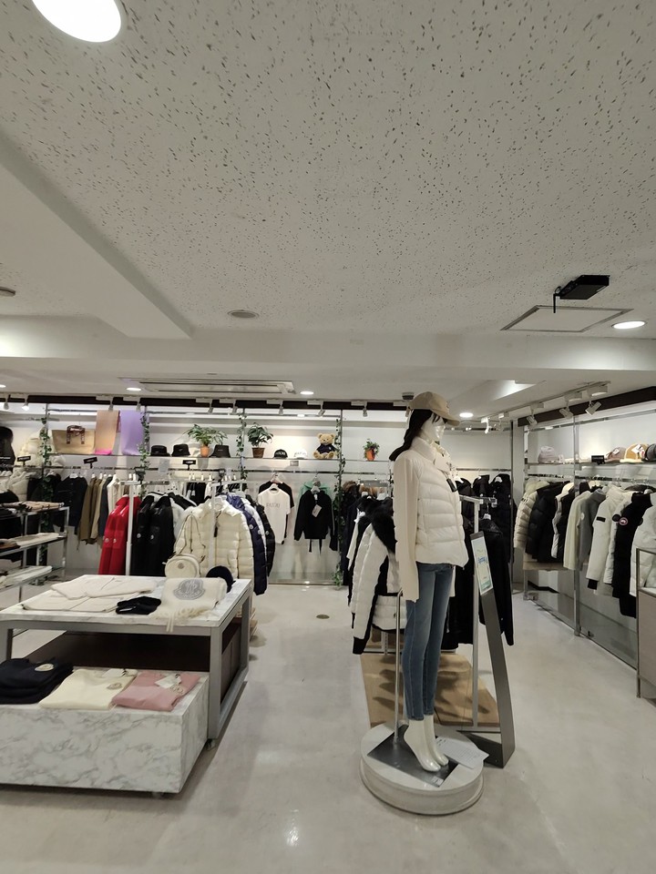 サカゼンの店舗の店内の売り場の様子