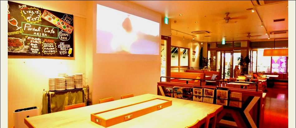 PORTAL CAFE AKIBA TOLIM店の広々とした店内画像