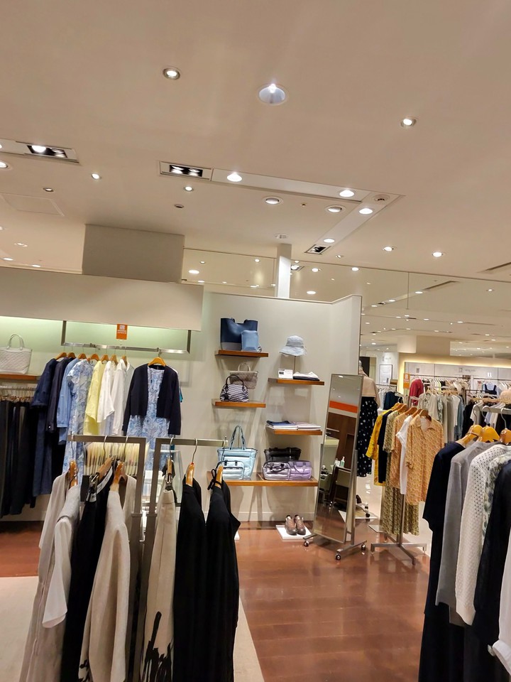 レリアンプラスハウスの広々とした店内、様々なスタイルの服