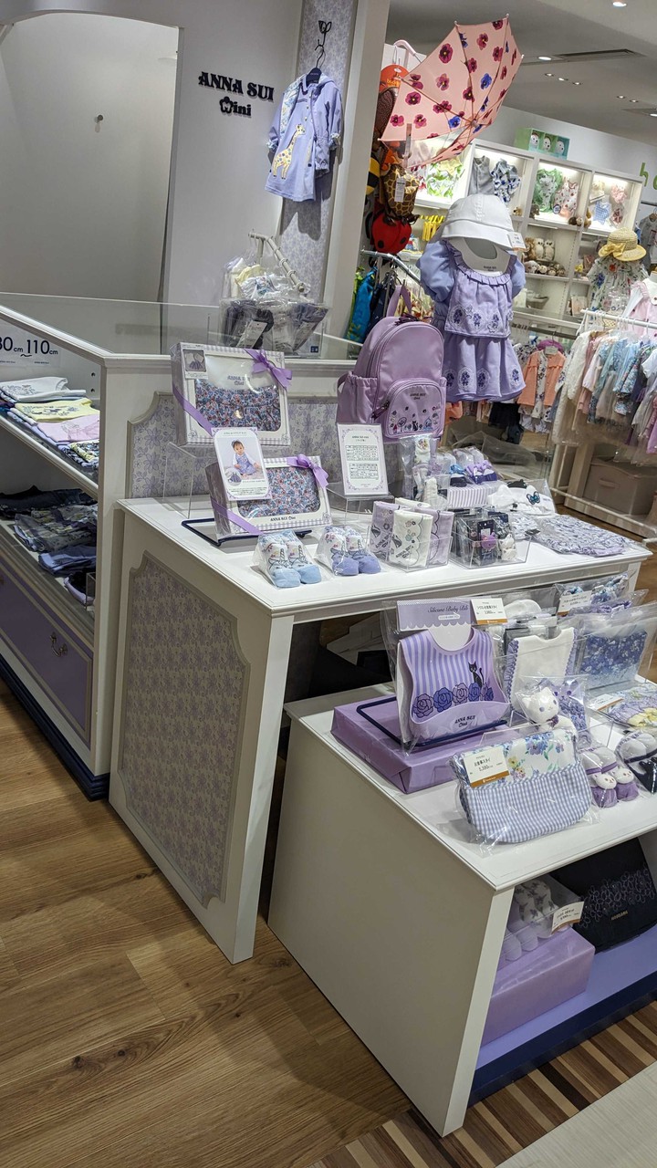 アナスイミニブランドの子供服やアクセサリーが並ぶ店内のディスプレイテーブル。