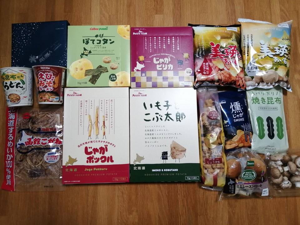 左のカップ麺がセイコーマートで購入したもの