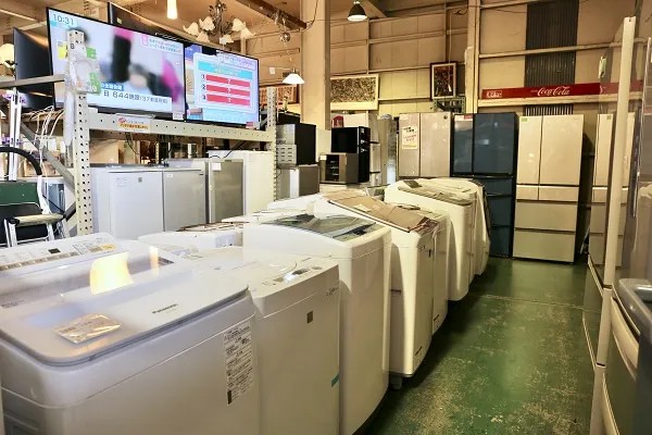 家電コーナーに並ぶ洗濯機や冷蔵庫。上部にはテレビも設置されています