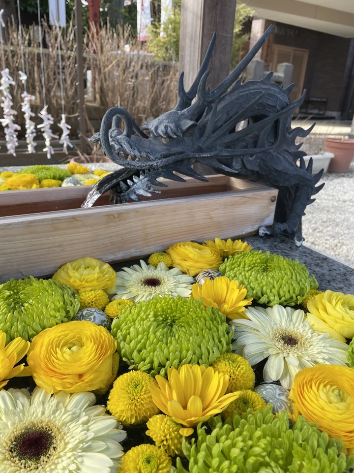 綺麗な花手水です。