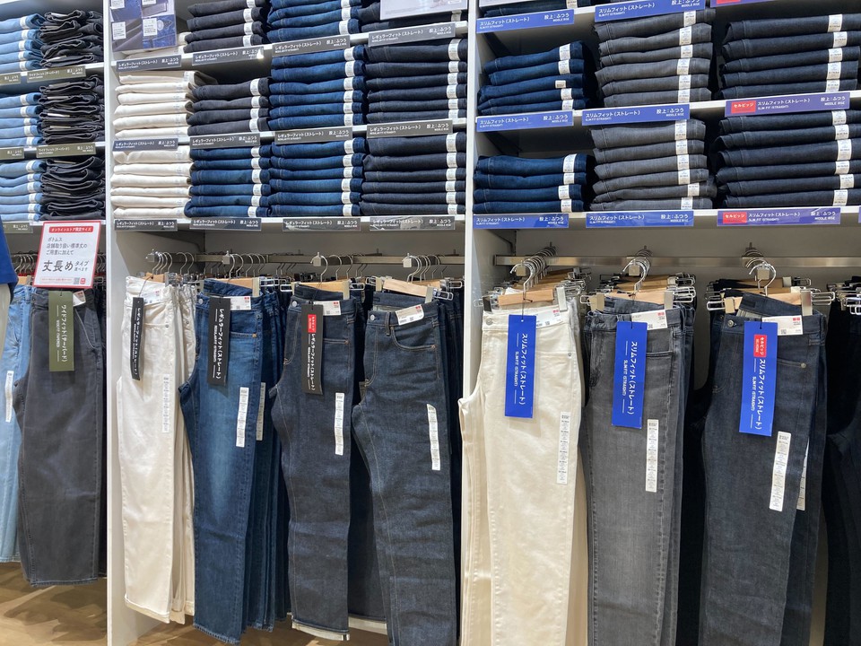 ユニクロ 新宿高島屋店ブルーやホワイトのメンズのデニムパンツが並ぶ売り場