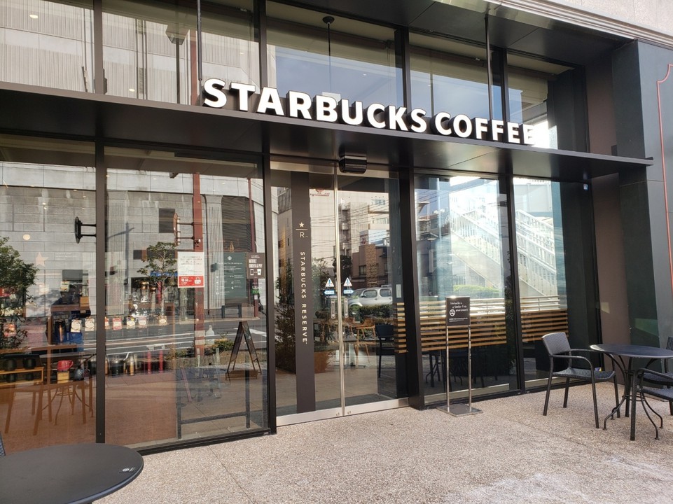 ここが入り口です。スタバにしか見えない