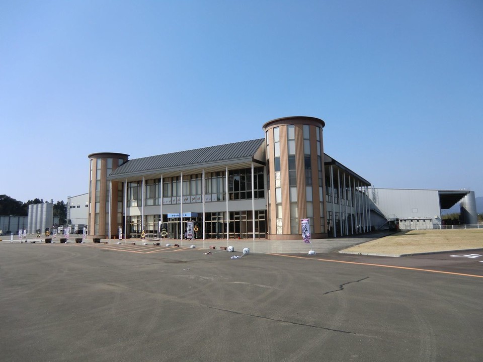 丘の上にあり、きれいな外観です。