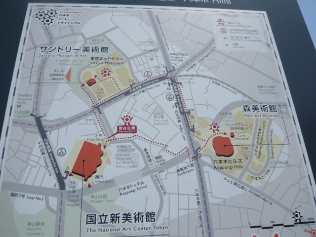 六本木の美術館トライアングルを紹介する地図と森美術館です。