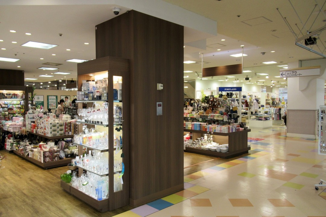 あまりに地味、こちらのメインは駅から連絡する２階かな？