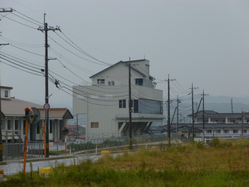 スタンド　遠景　手前が競馬場を横切っていた道路。　その手前が