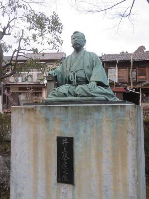 なぜか井上馨の像があります