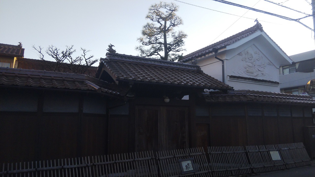 別角度から見た門です。