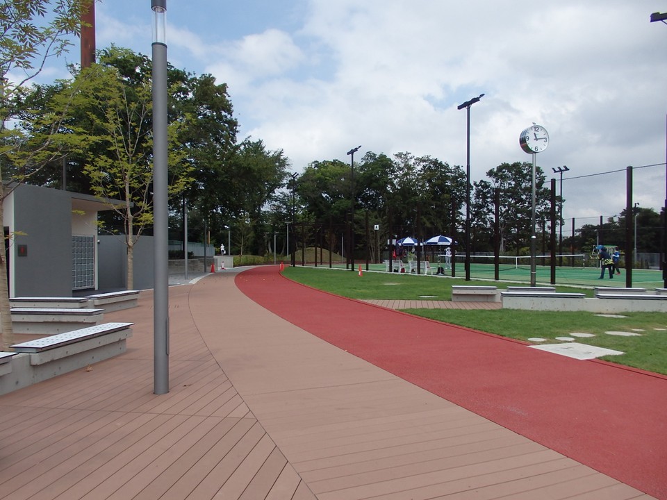 小豆沢公園トラックコースとテニスコート
