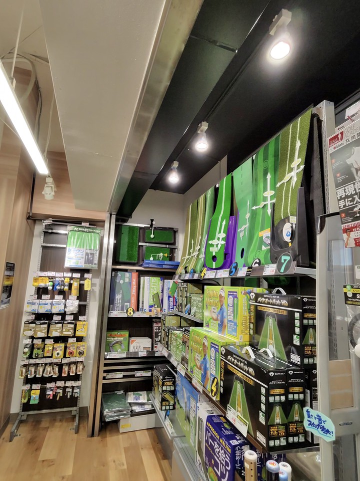Victoria Golfの店舗の店内のゴルフ商品