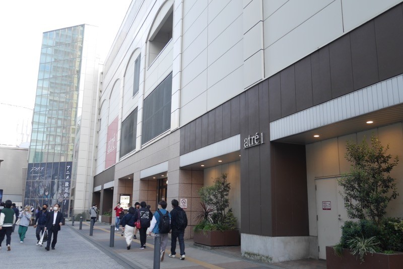 アトレ外観。すっきりしたデザイン。