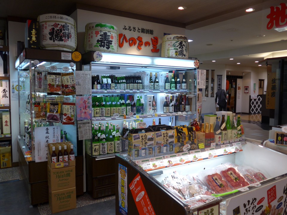 店内の様子　沢山のお酒が並んでいます