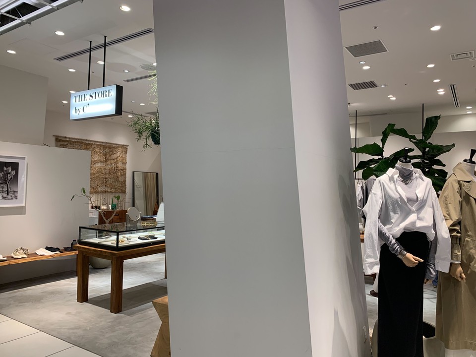 シンプルでスタイリッシュな内装の店内に、展示されたアクセサリーやマネキンが見えます。