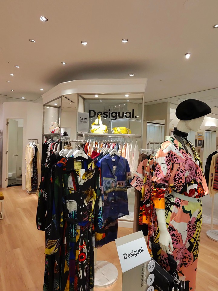 鮮やかなプリントのDesigual服と新作コーナーの案内