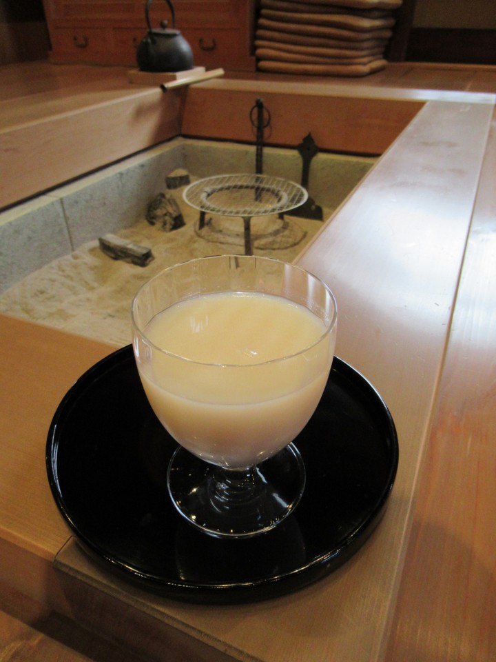 八海山の甘酒は300円。囲炉裏の前で頂きました。