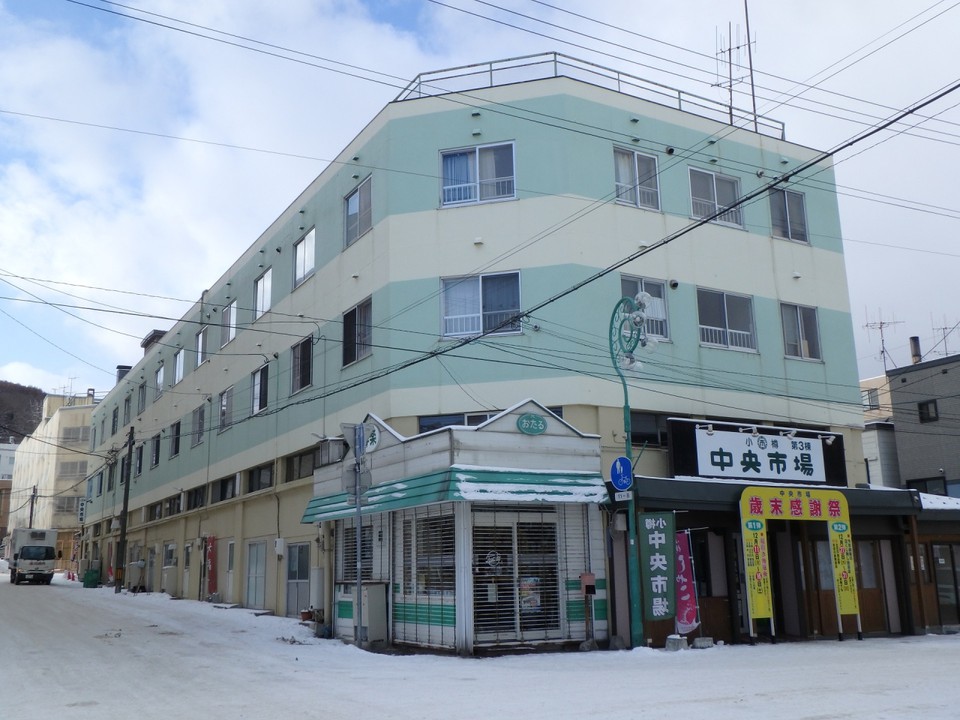 ２－３階は居住スペース、１階は店舗が入居している
