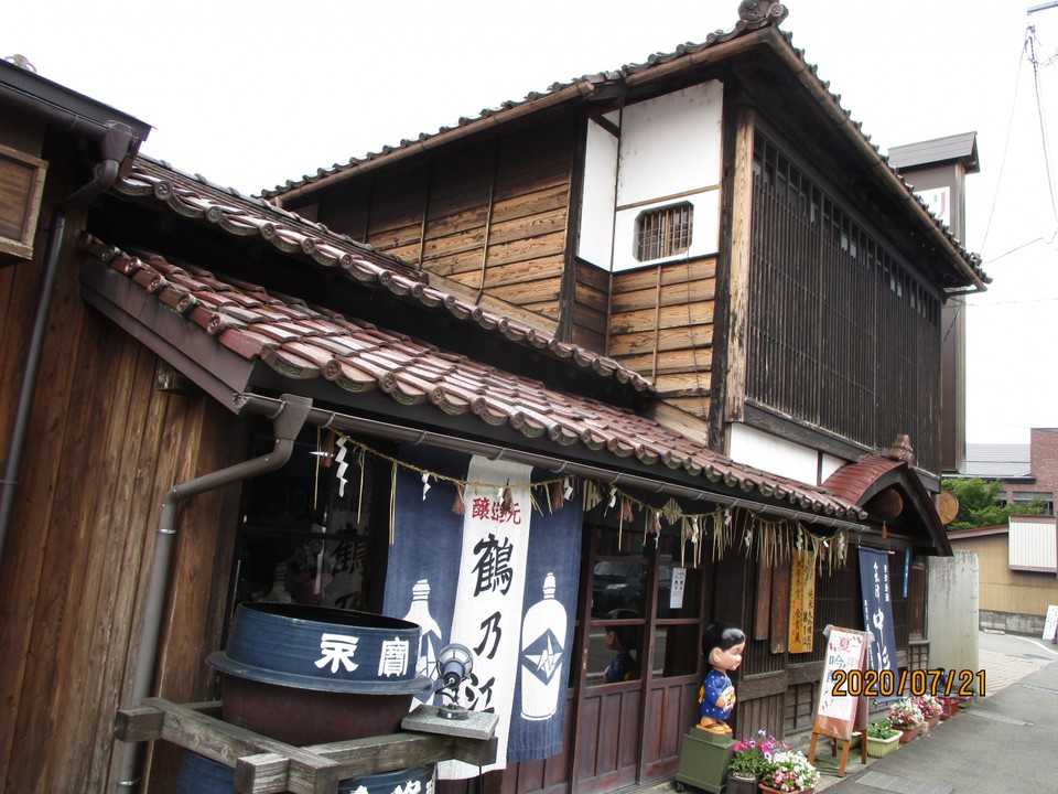 店の前は車の交通量が多い
