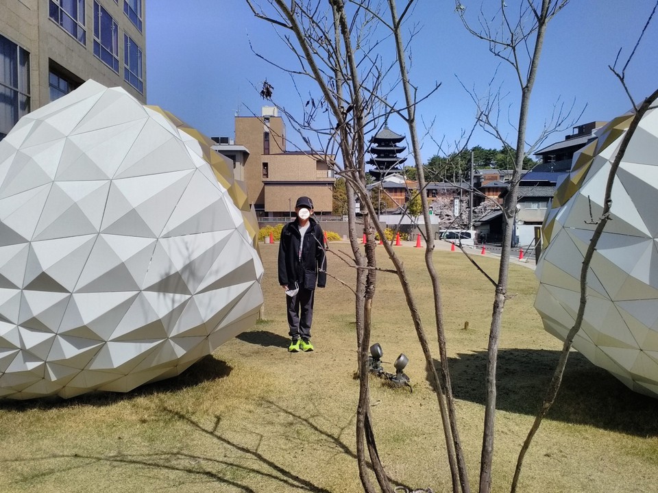 ならまちセンターの蓮の蕾オブジェと五重塔を背景に記念撮影